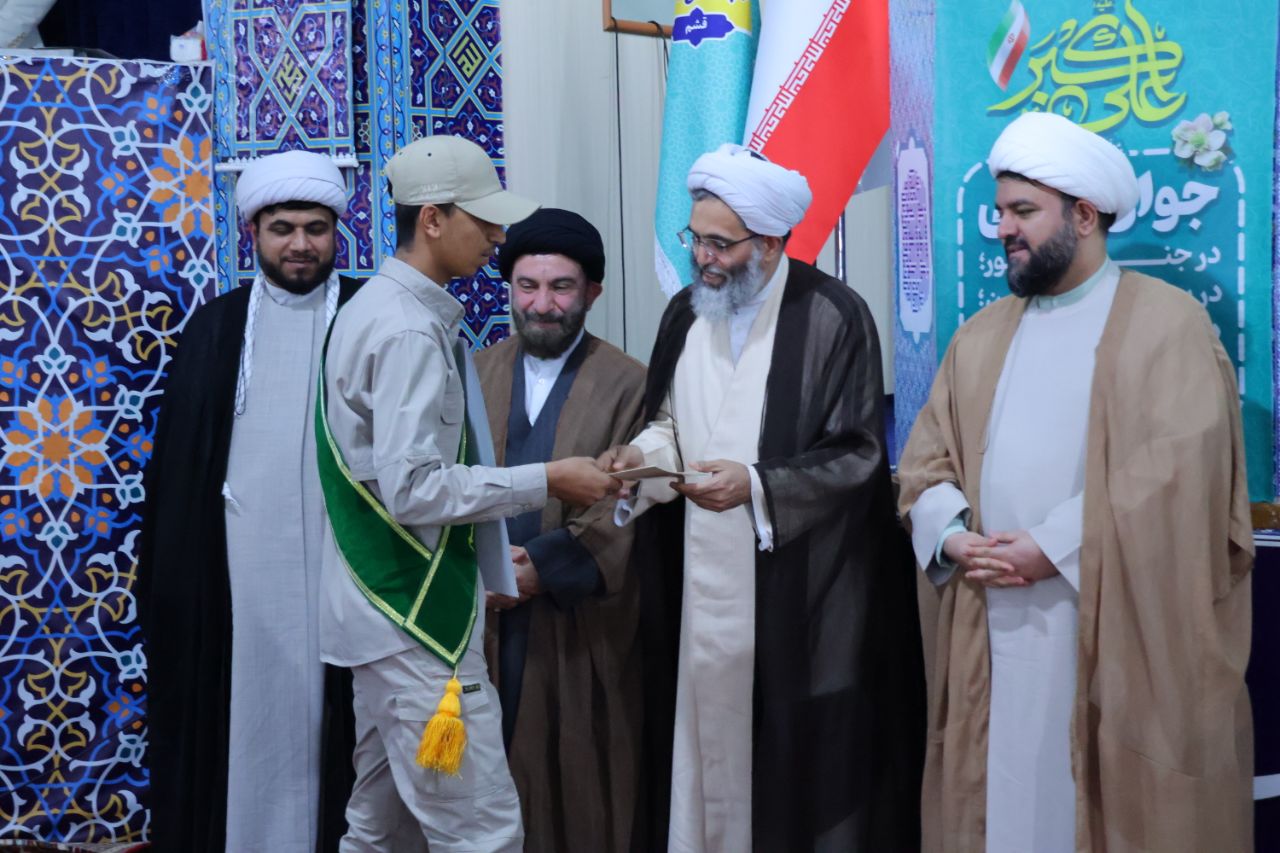 تجلیل از فعالین و خادمین جوان در نماز جمعه به مناسبت روز جوان