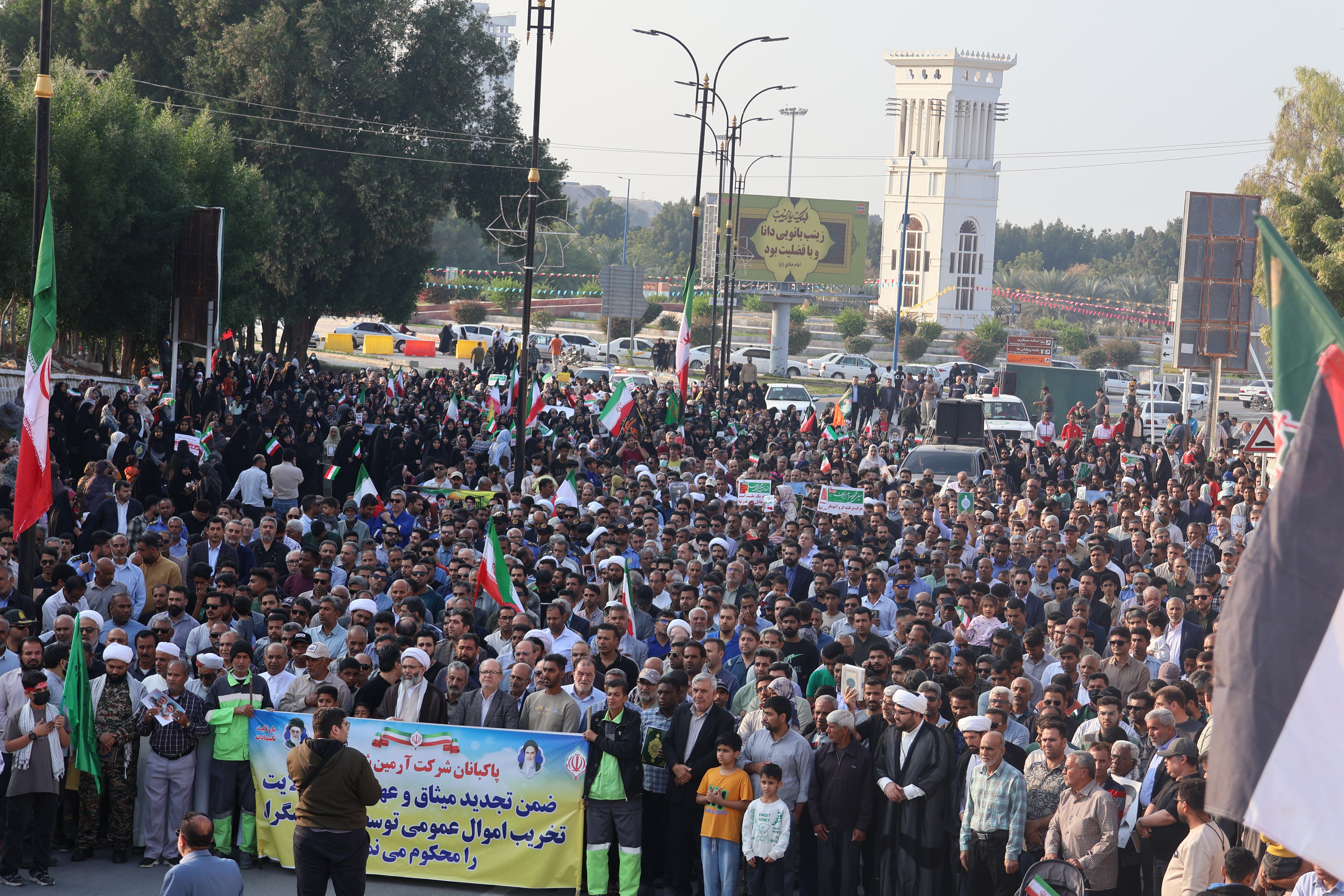 اتحاد مقدس و حضور پرشور مردم قشم در راهپیمایی علی تروریست های آمریکا اسراییلی